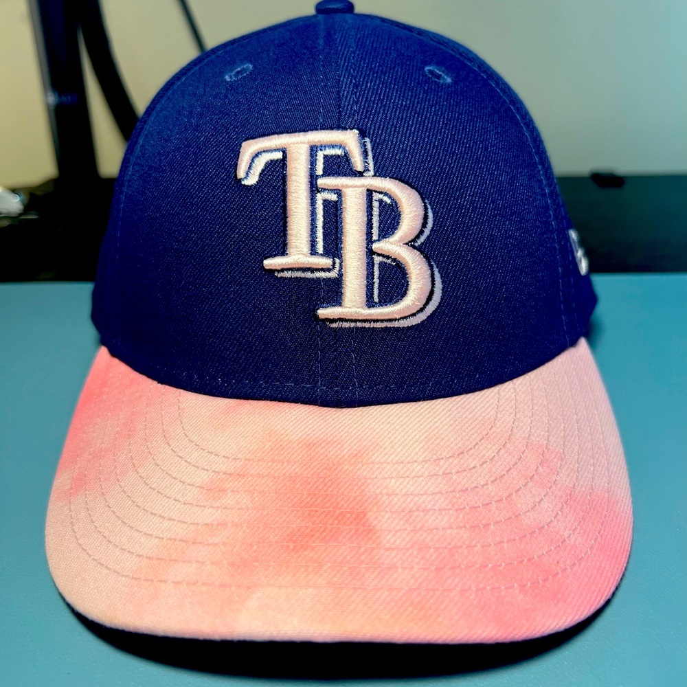 MLB Rays New Era 5950 Size 7-7/8 Hat.
Pet Free/Smoke free home. No Flaws.
